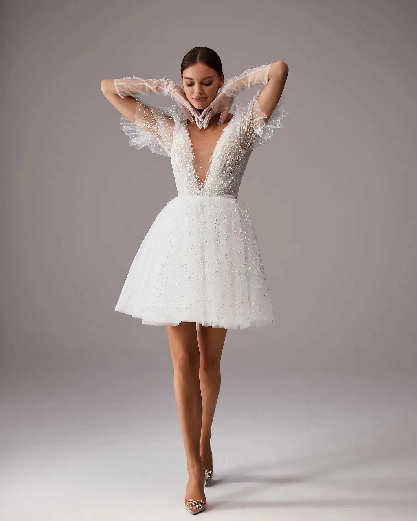 Robe de mariée courte à col en V profond, en tulle à pois, manches