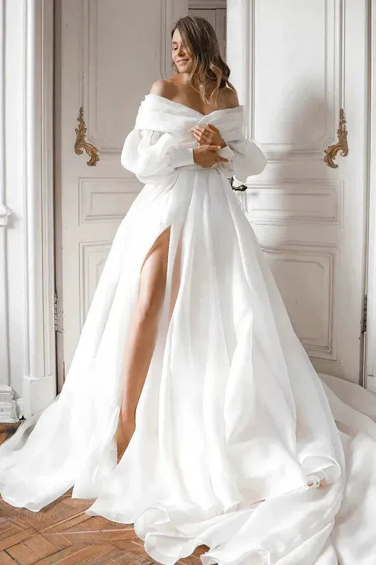 Vestido de novia color marfil claro, cola corte, lazo sencillo, satén