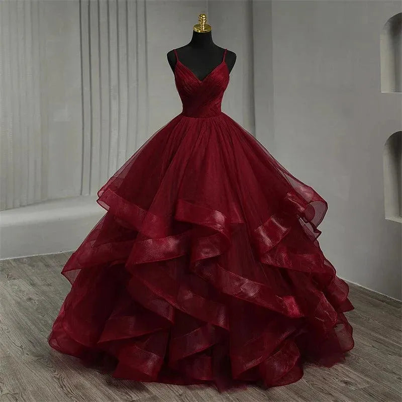 Vestido de quinceañera de encaje rojo vino y negro con tirantes