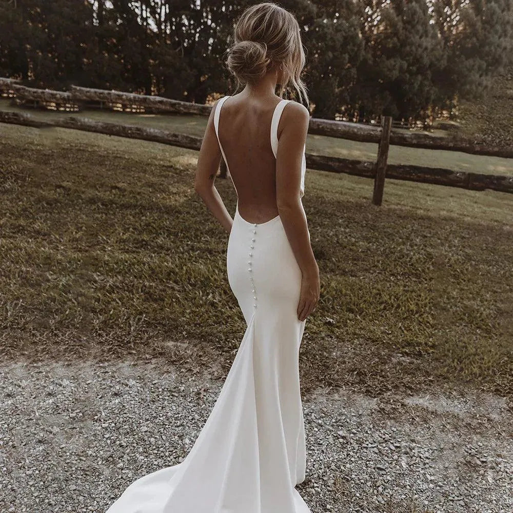 Robe de mariée fourreau moderne en crêpe minimaliste pour
