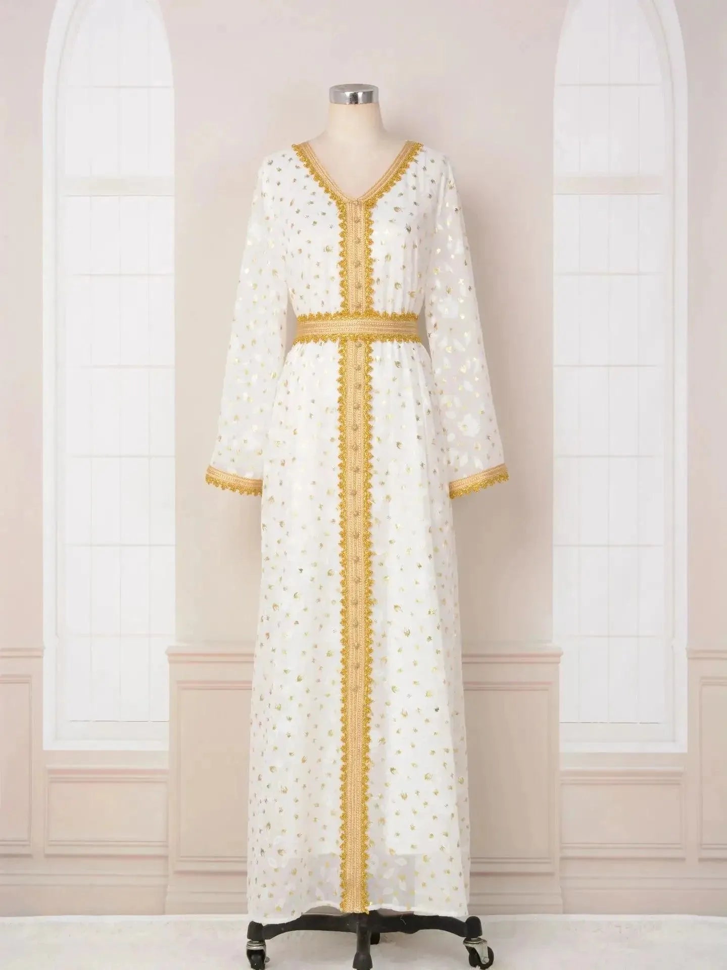 Abaya blanche avec ceinture dorée pour femme, tenue arabe