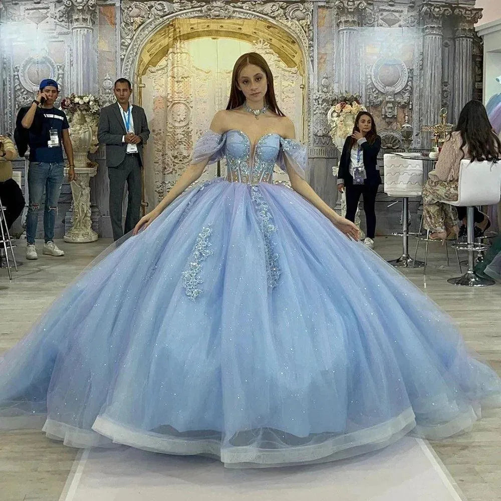 Vestido de quinceañera azul claro brillante con hombros