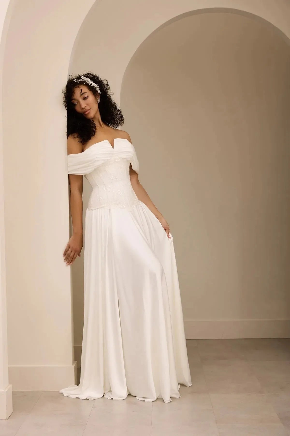 Eleganti abiti da sposa in chiffon con spalle scoperte e plissettature