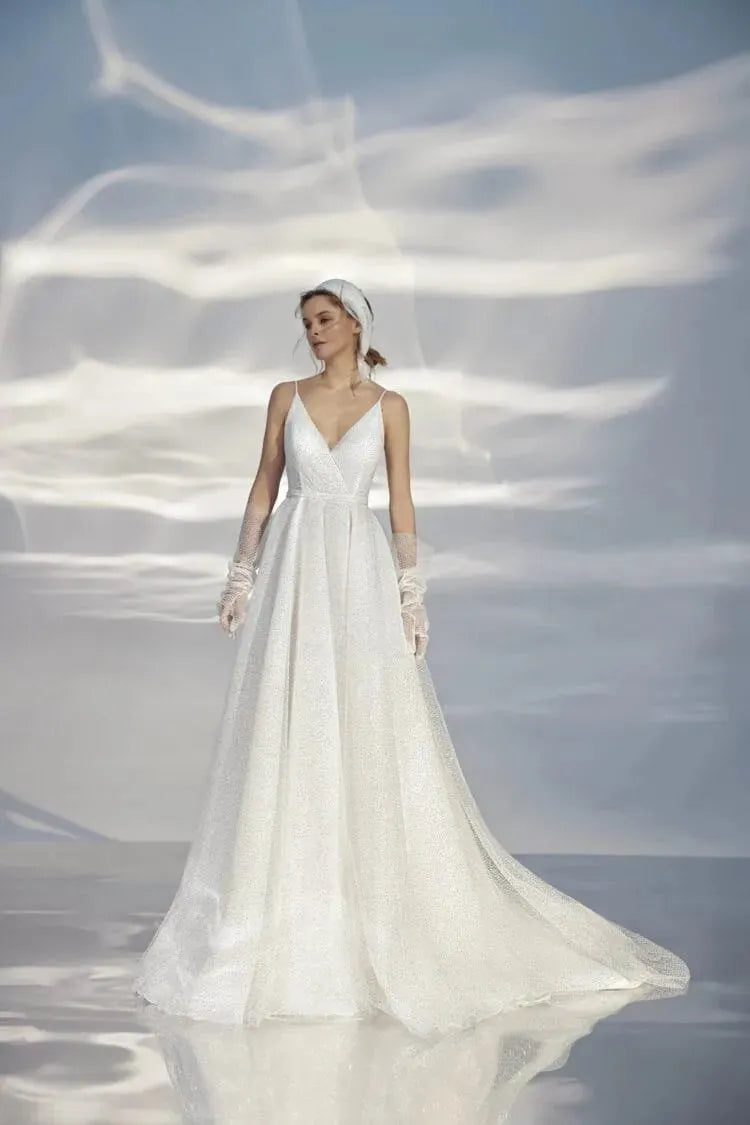 Elegante vestido de novia de corte A con tirantes, escote en V, delica