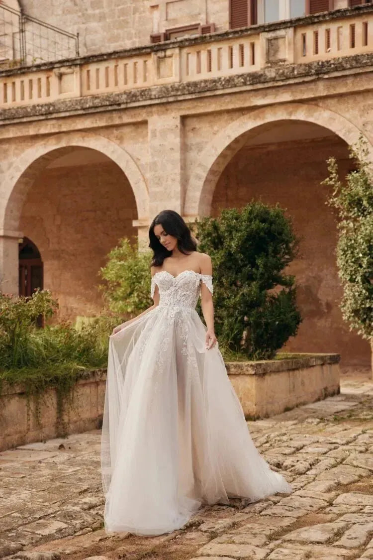 Affascinante abito da sposa a trapezio per la sposa con applicazioni