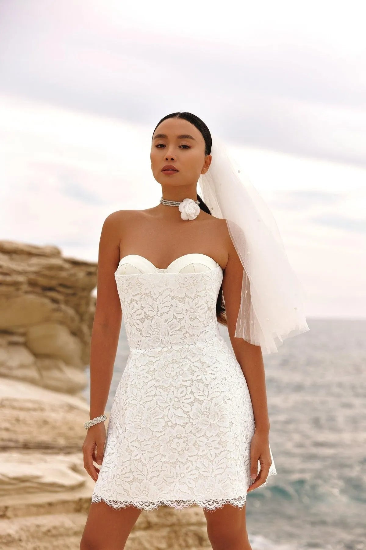 Abiti da sposa corti in pizzo con scollo a cuore, senza maniche, con