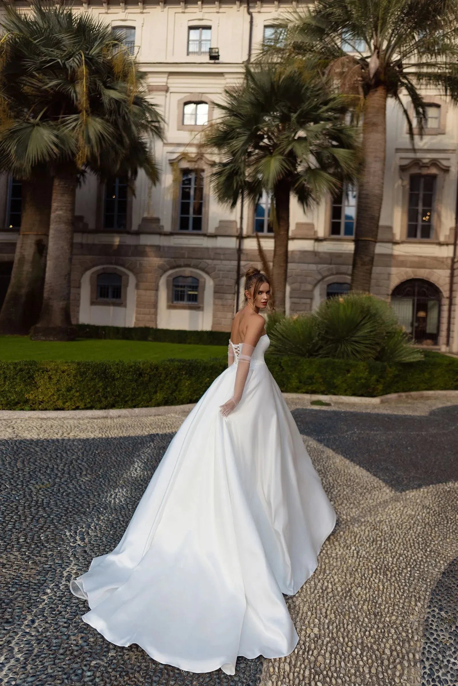 Vestidos de novia formales blancos con hombros descubiertos y