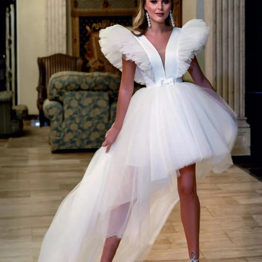 Designer Short Wedding Dresses Deep V Neck Big Ruffle Sleeves Hi Lo Girl Sweet Boho Beach Bridal Gowns Vestidos de Novia Off White Boho