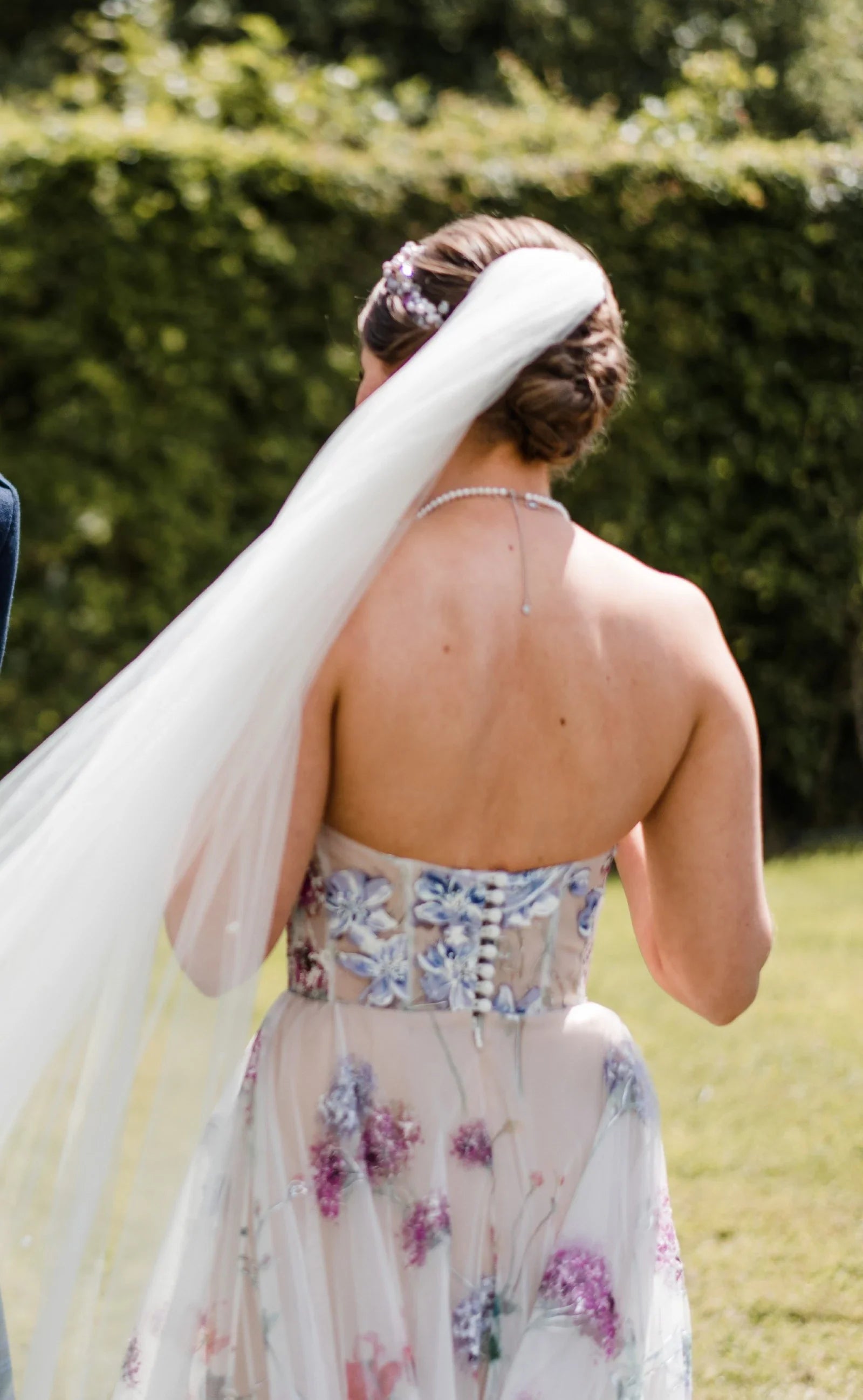 Vestidos de noiva de flores impressas, vestidos de noiva para coração para o trem de varredura de praia de túnica de noiva para mulheres