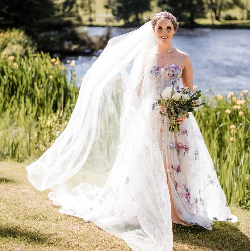 Vestidos de noiva de flores impressas, vestidos de noiva para coração para o trem de varredura de praia de túnica de noiva para mulheres