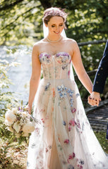 Vestidos de noiva de flores impressas, vestidos de noiva para coração para o trem de varredura de praia de túnica de noiva para mulheres