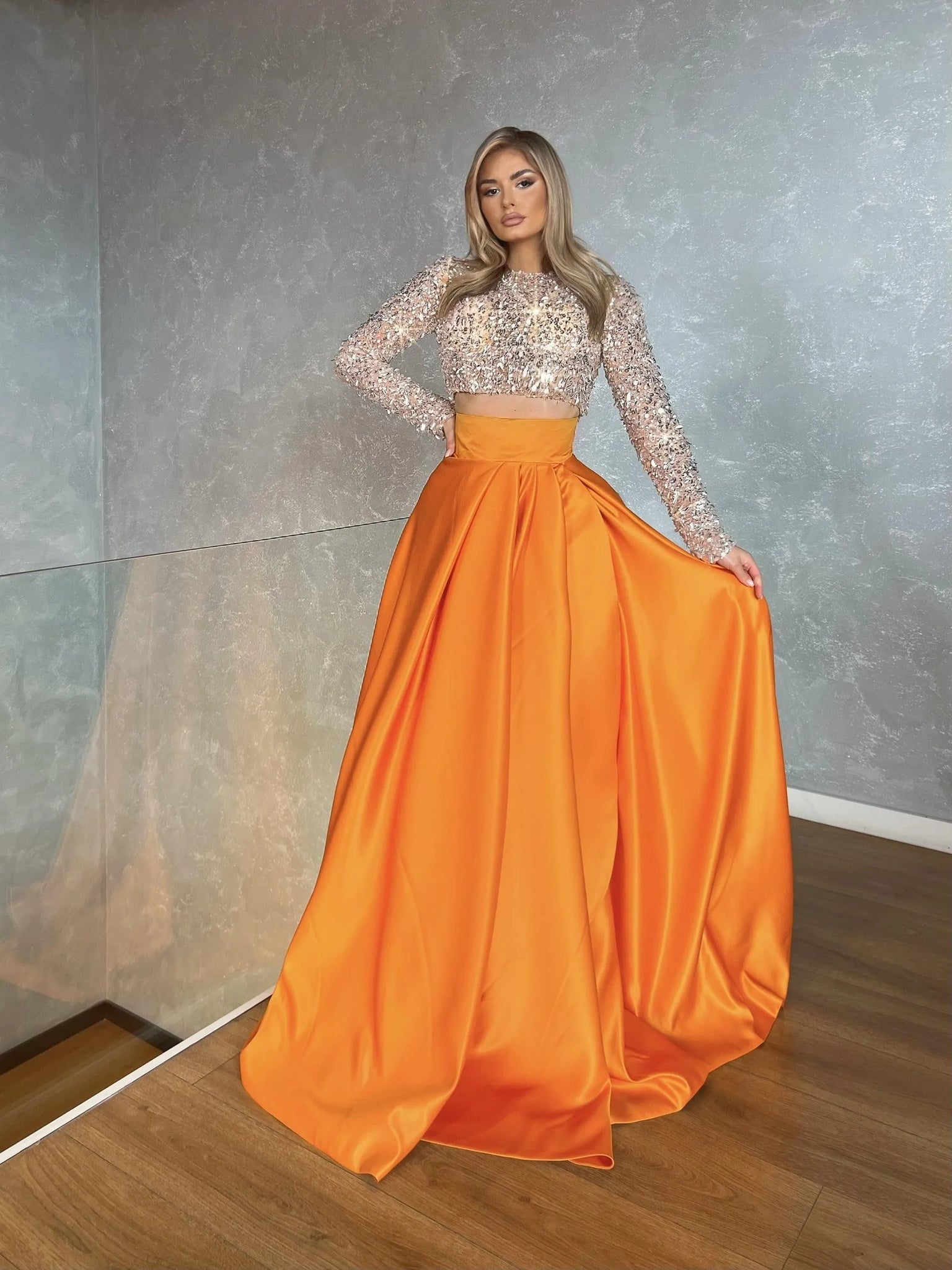 Vestido de fiesta naranja de dos piezas con mangas largas y parte