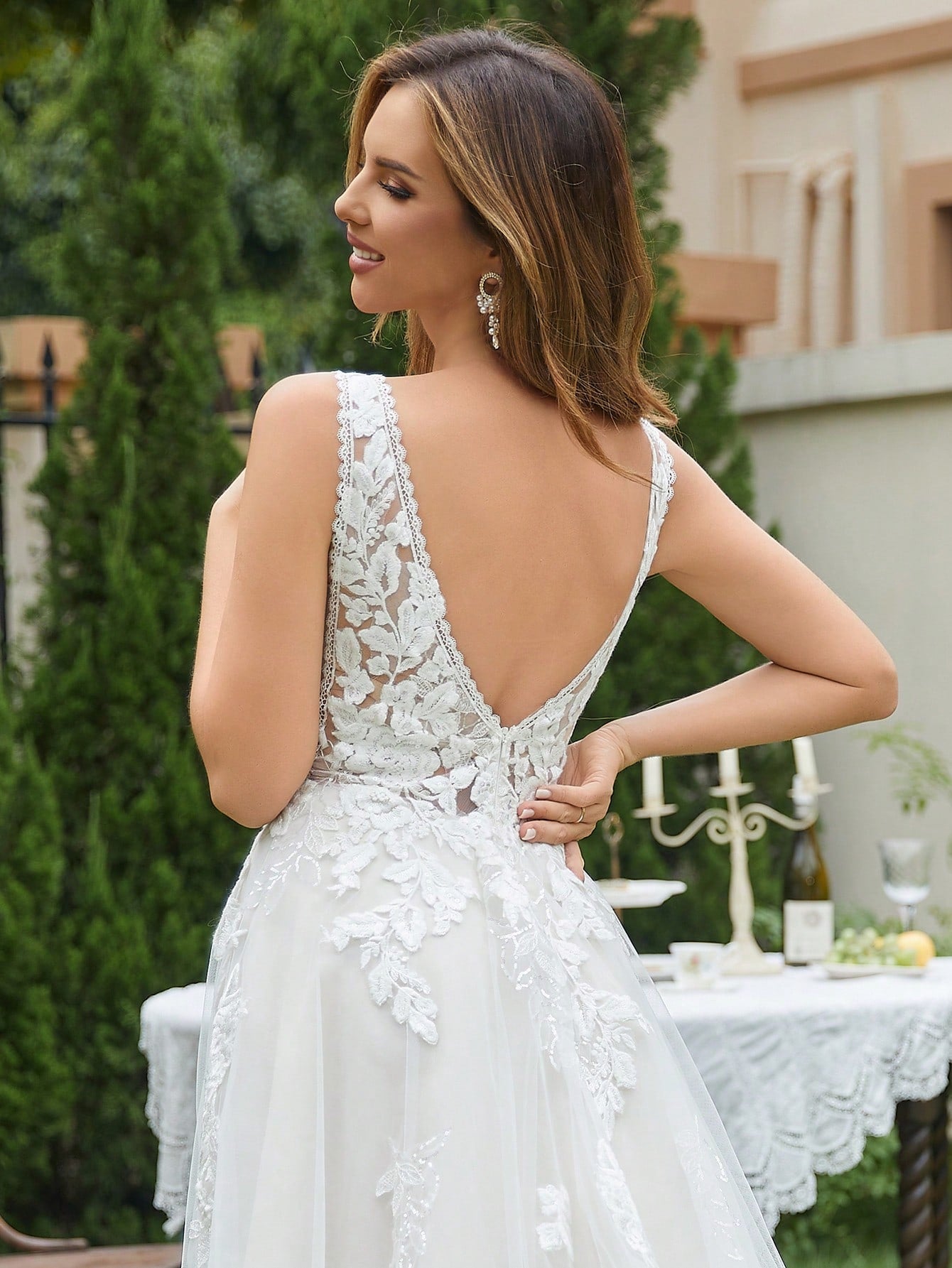 Eleganti abiti da sposa in pizzo a V-collo a V abiti da sposa dimensionali per abiti da festa per le feste.