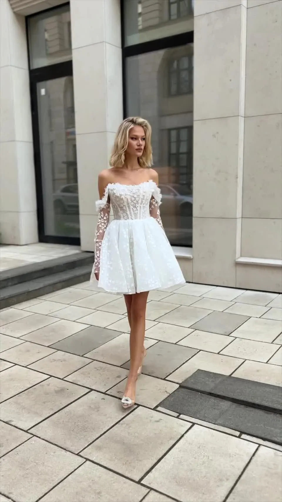 Wedding Wress with a Fitted Silhouette,Long Sleeves and Feather Decoration Satin Sleeves Bridal Gowns Princess Modern Vestido De Novia Mermaid Court Train White Satin