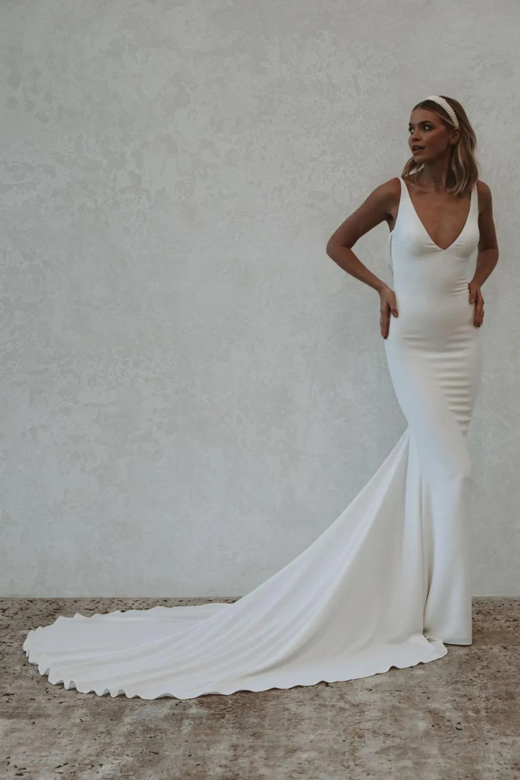 Mermaid Wedding Dresses Spaghetti Straps Soft Satin Boho Bridal Gowns V-Neck Button Back Wedding Party Gown Satin