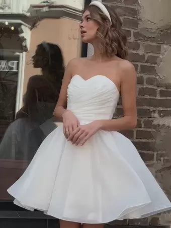 Nucce di spicco con maniche corta a cuore a cuore a cuore Abito da sposa moderno a gigante con fila satinata Trena di treno da sposa abiti da sposa da sposa abiti da sposa vestido de nolia