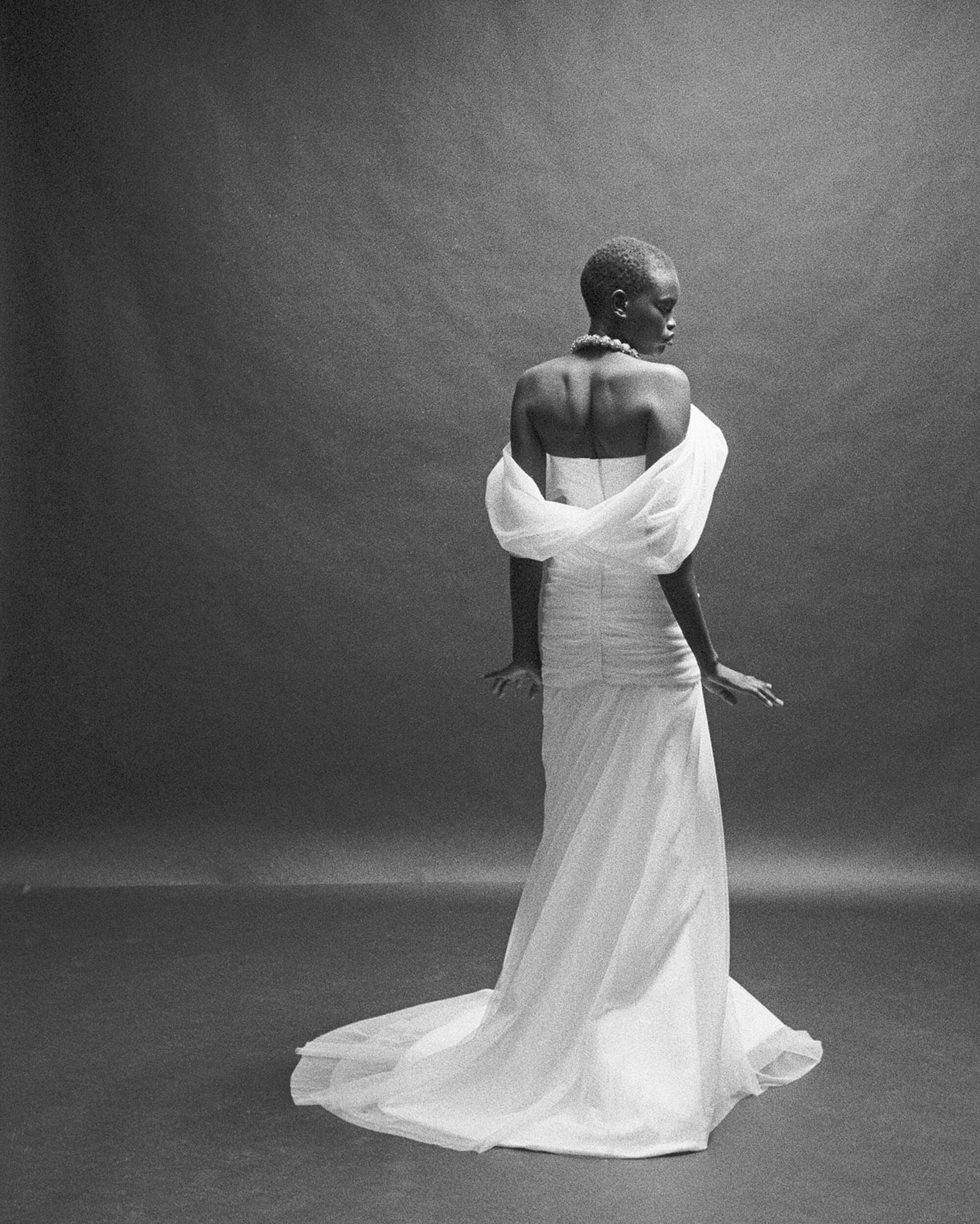 White Simple Modern Modern Veso a V con abito da sposa in tulle drappeggiato Treno da sposa Abito da sposa Princess Vestido de novi Serma senza maniche in prua