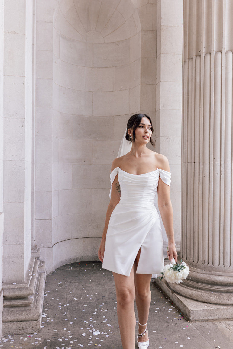 Robes De mariée courtes élégantes femmes blanc dos ouvert hors de l'épaule Satin pli côté fendu robe De mariée robes De Noiva 