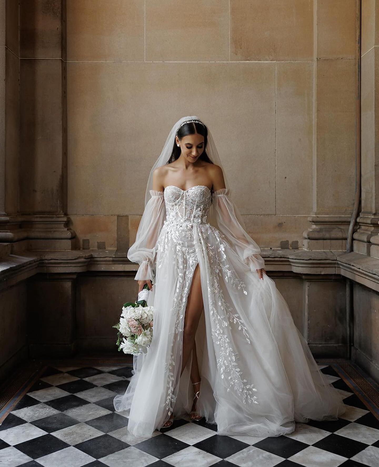 Vestidos de novia de encaje con lentejuelas y escote en forma de corazón, manga larga abombada, vestido de novia con abertura lateral, vestidos de novia personalizados 