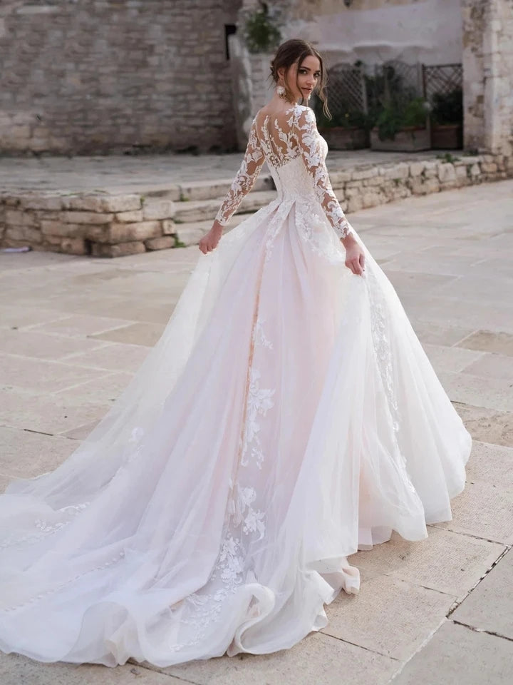 Robe de mariée à manches longues roses de luxe Appliques de dentelle de lacet O-cou bouton Royal Train Train Bride Vestido de Novia Princess