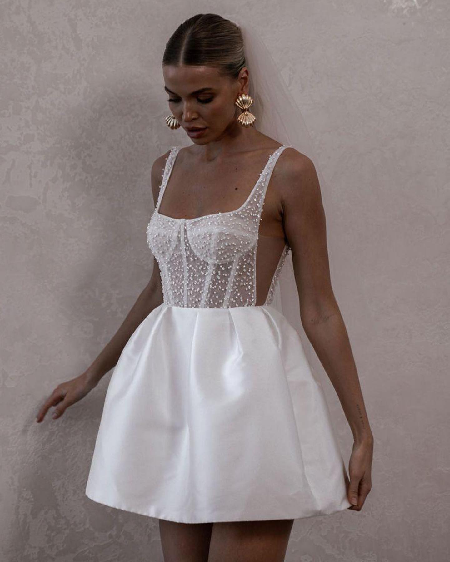 Mini moderno abito da ballo in alto abito da sposa bianco vestito quadrato collare perle spaghetti cinghia sexy senza schienale con abito da sposa bottoni