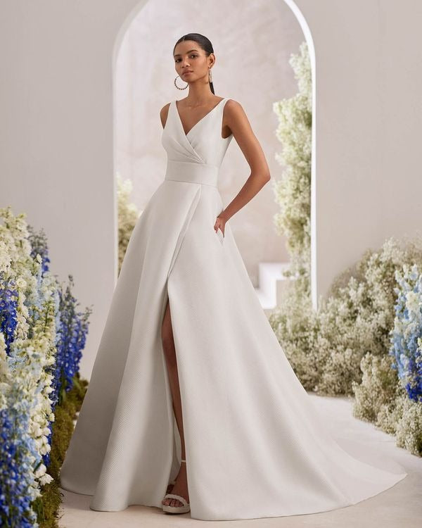 Abito a V-Nine, V-Back e Cinghieri Wedding Vestido de novi Abito da sposa Princess Satin Court Treno Sermame senza maniche