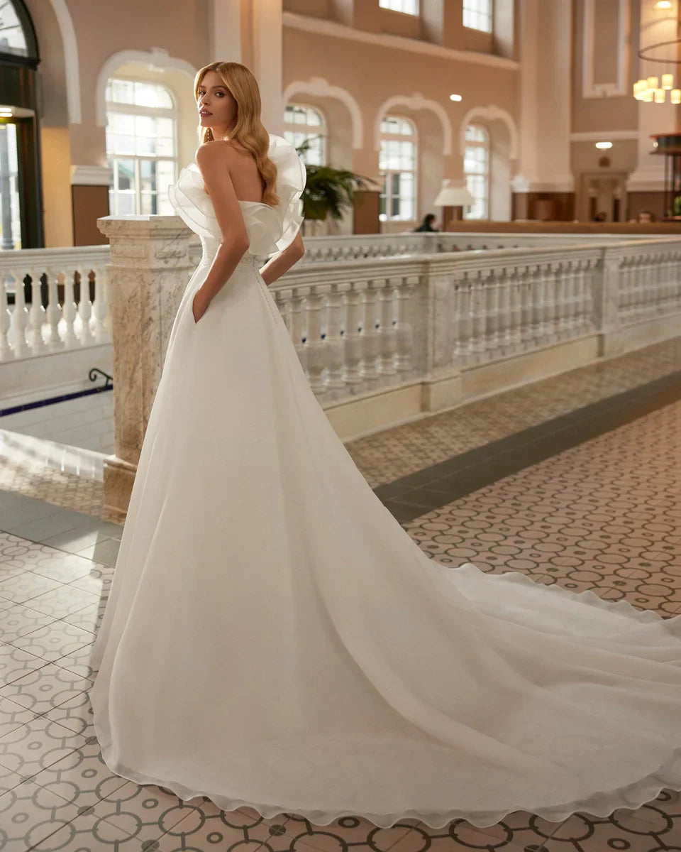 Longue robe de mariée avec une silhouette en ligne et un vestido de style classique