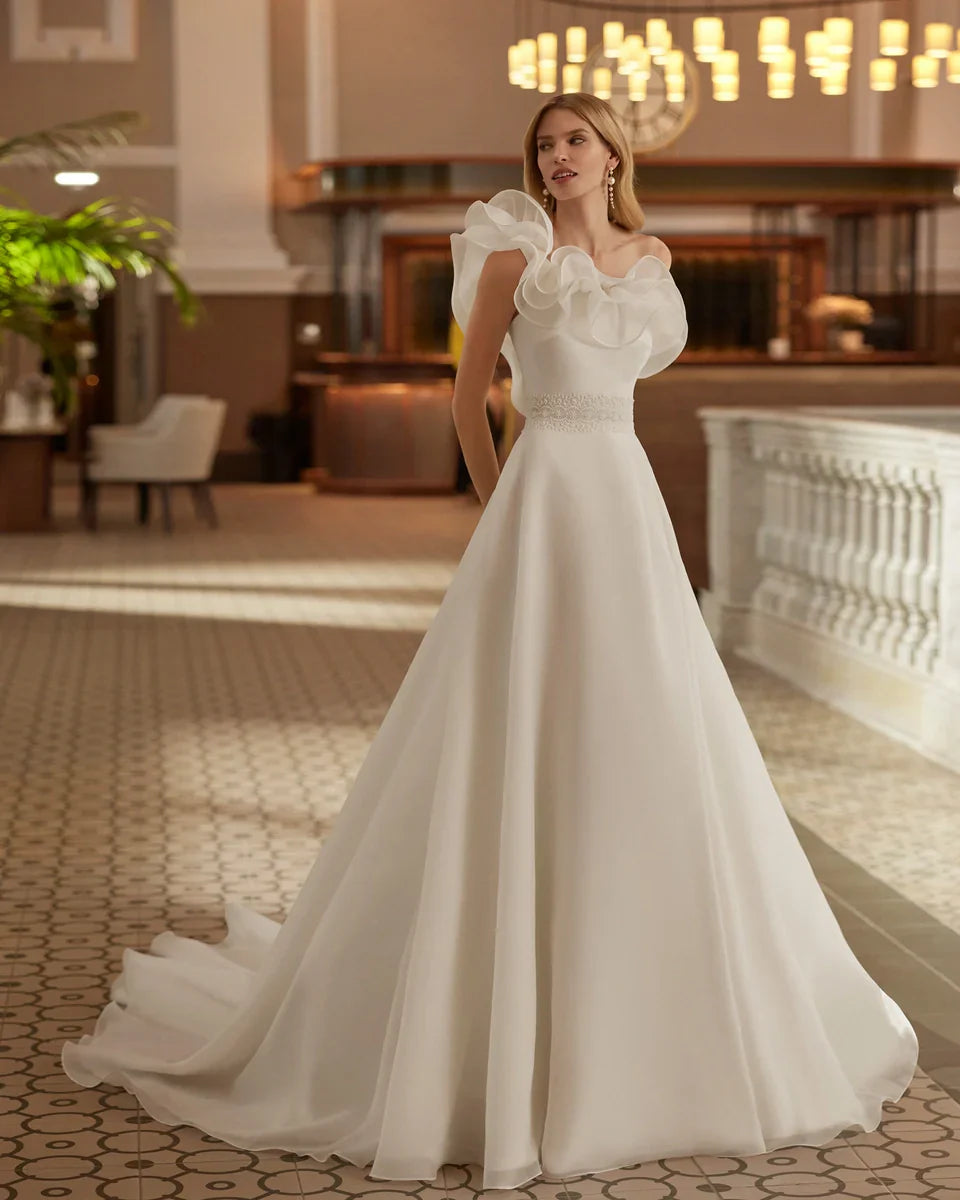 Longue robe de mariée avec une silhouette en ligne et un vestido de style classique