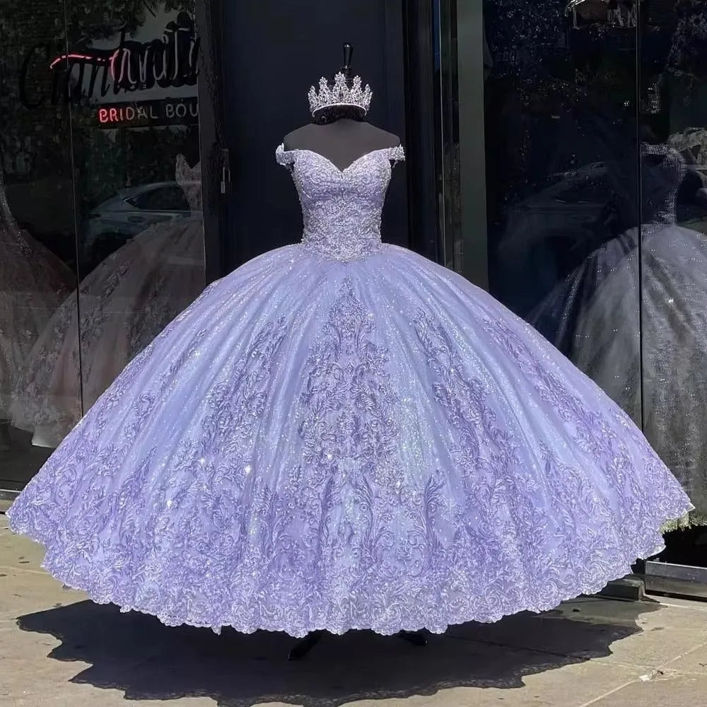 Lujoso vestido de quinceañera con hombros descubiertos, color