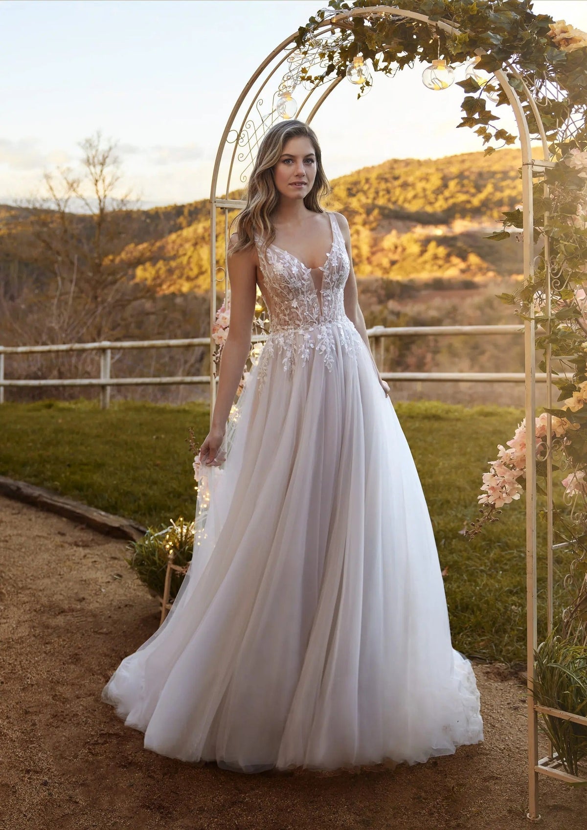 Un abito a linea A leggero in tulle morbido e paillettes scintillanti abiti da sposa con papi raso da sposa da sposa treno di campo moderno sirena principessa satinata vestido de noni