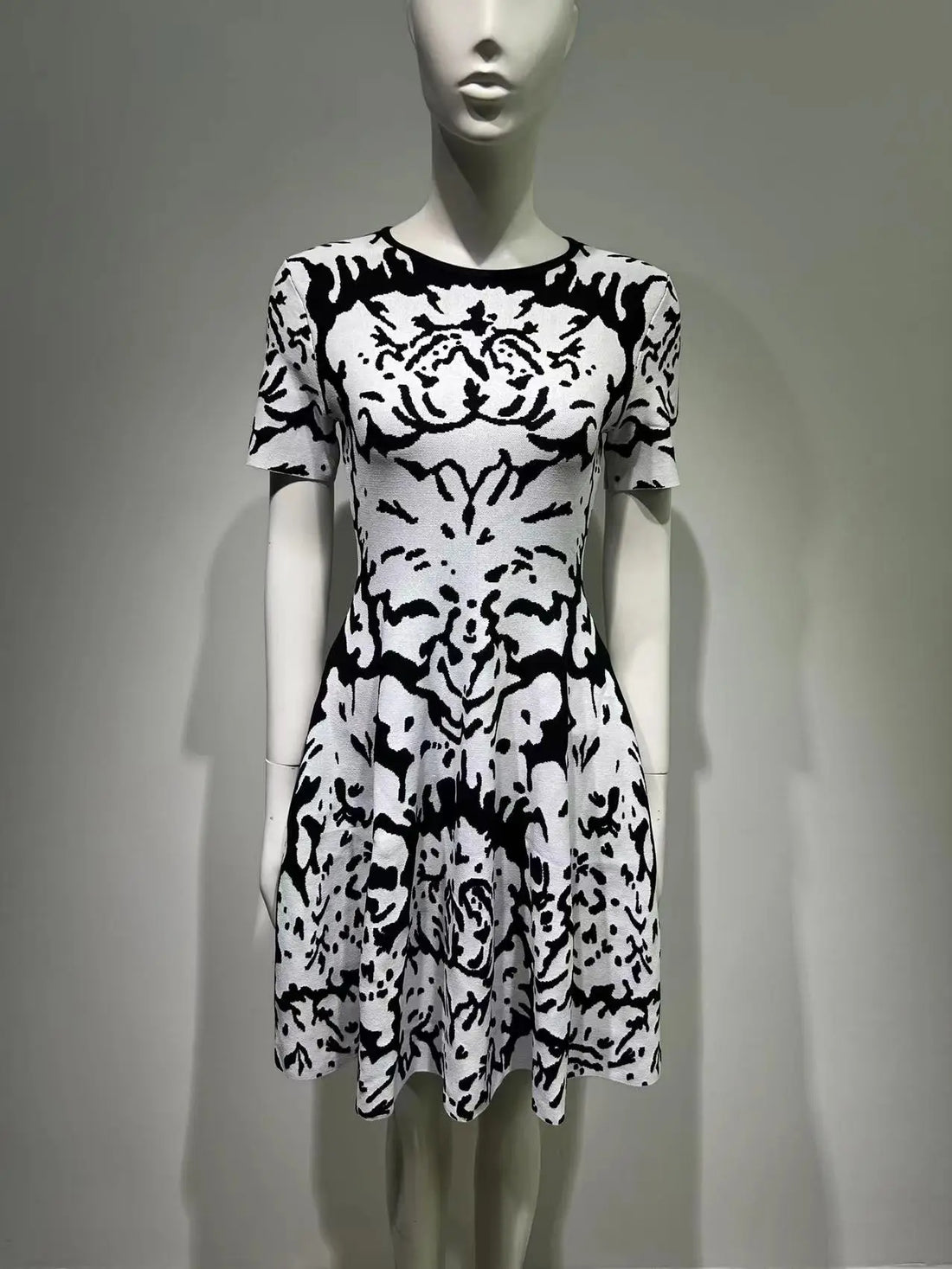 2024 Summer White Jacquard Leopard Pattern Slim Fit Bandage Dress with Round Neck Style Commuting Big Swing Knitted