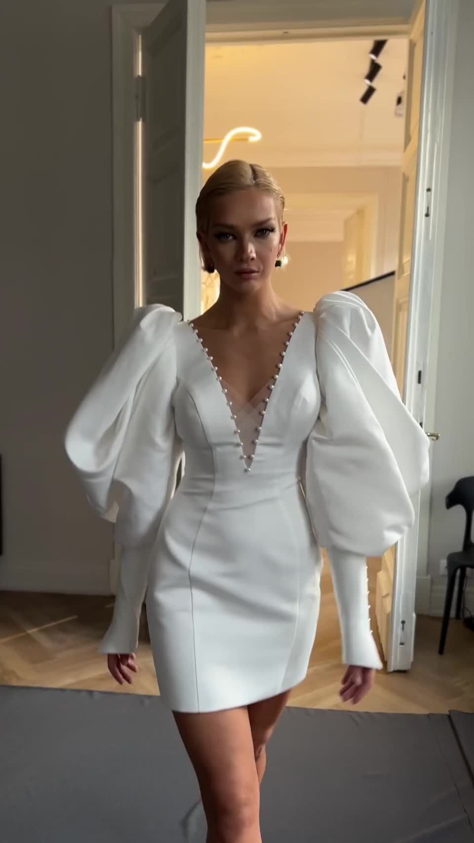 Formare un abito da sposa corto con maniche a soffio lunghe e maniche da sposa a forma di scollo a forma di scollo a forma