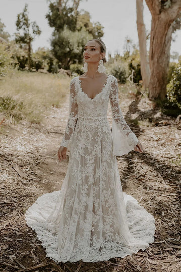 Robe de mariée longue en dentelle style bohémien, manches évasées, avec traîne chapelle, ligne a, manches longues, col en v 