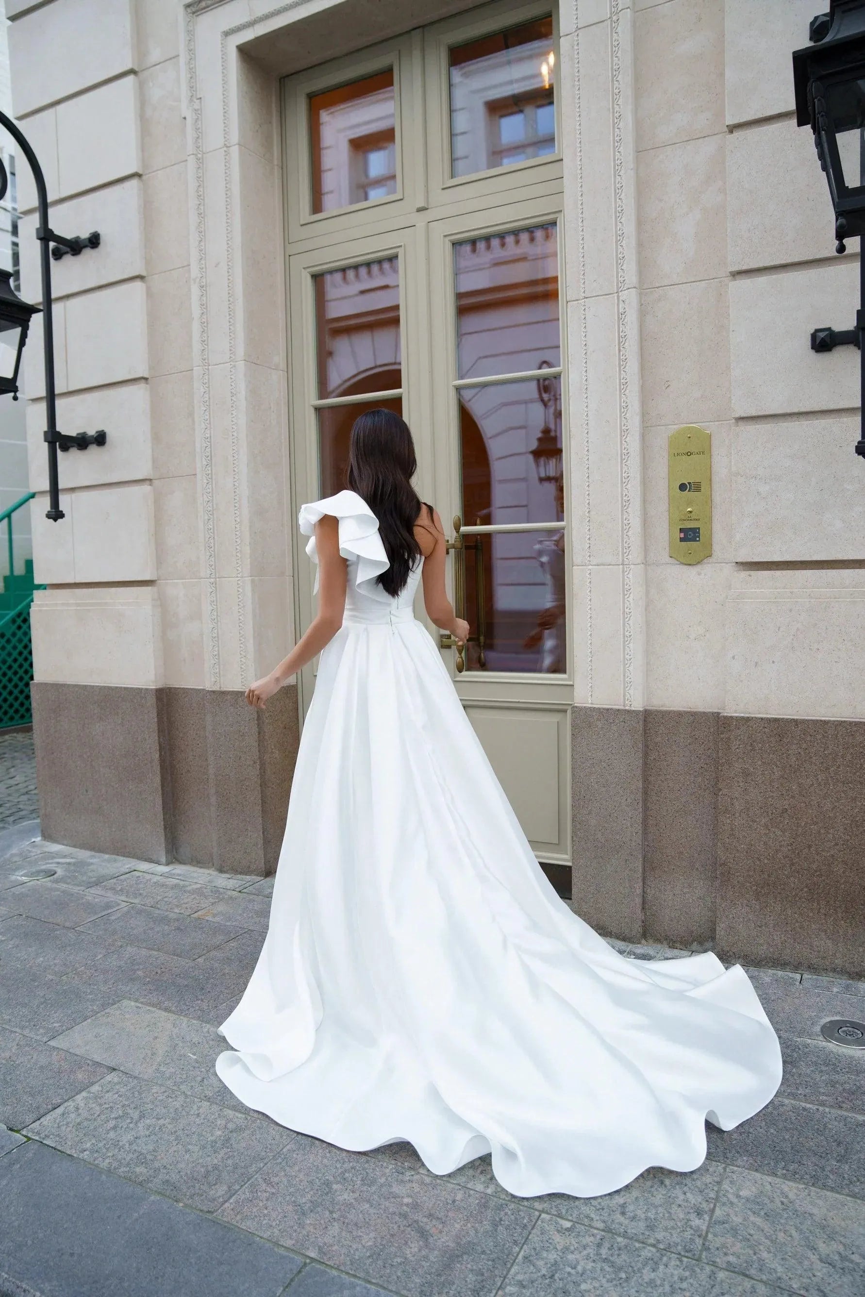 Short Wedding Dress with a Removable Full Skirt and Asymmetrical Bodice Princess Modern Vestido De Novia Mermaid Court Train White Satin Sleeves Bridal Gowns Satin