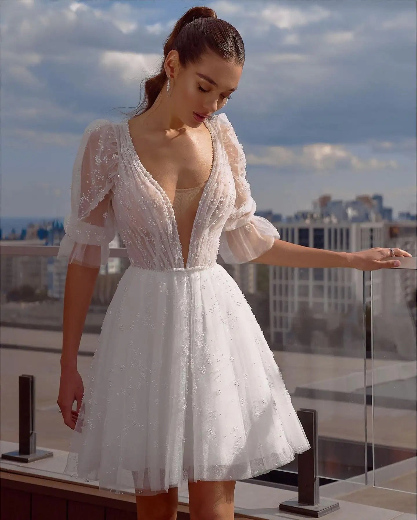 Spiaggia abbigliamento da sposa corto a v-collo profondo Appliques in pizzo a mezza manica boho mini sposa abbottonate senza schienale vestido de noiva