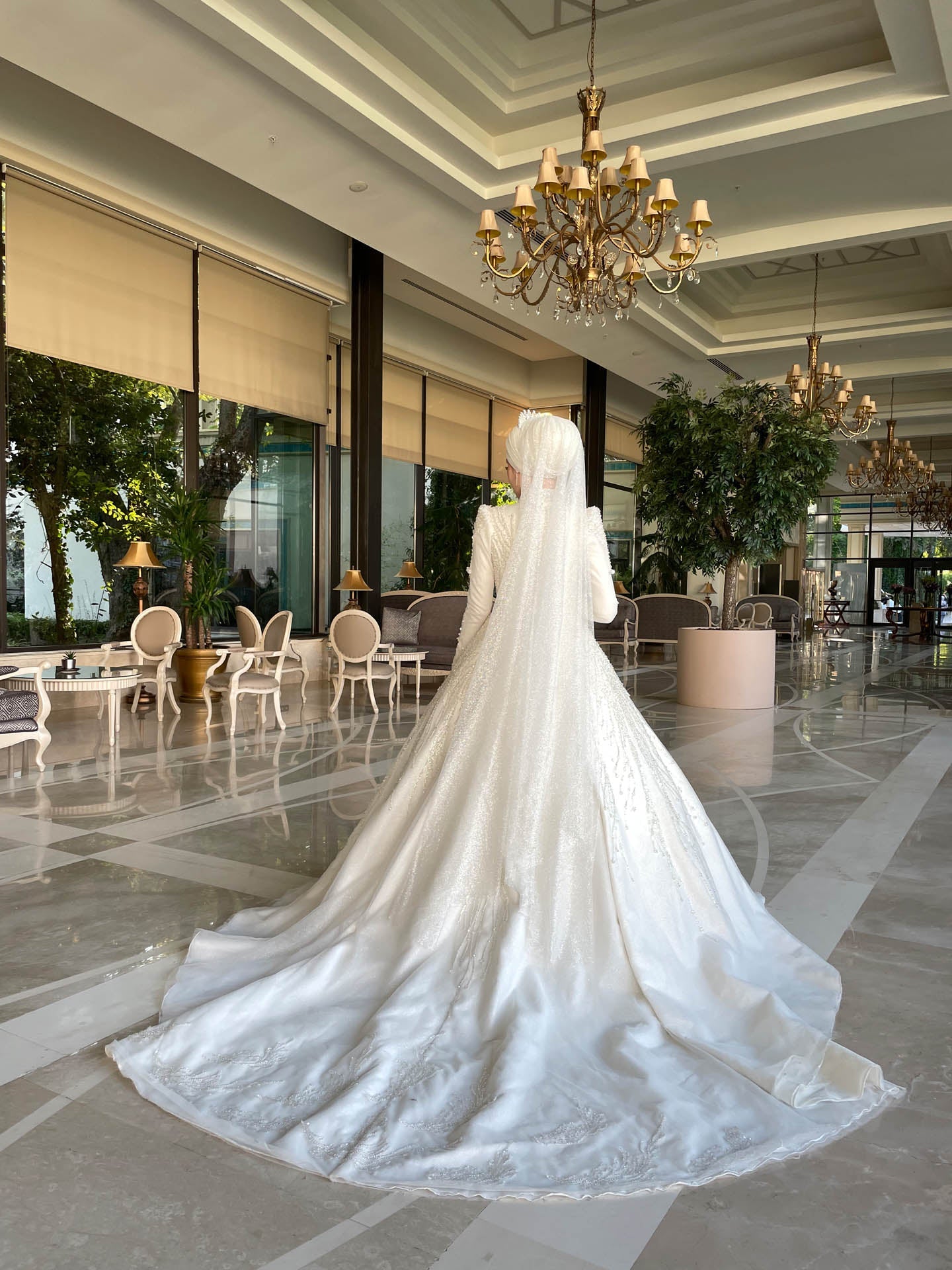 Apliques de cetim de luxo Vestidos de noiva muçulmanos de manga comprida no pescoço alto vestido de noiva