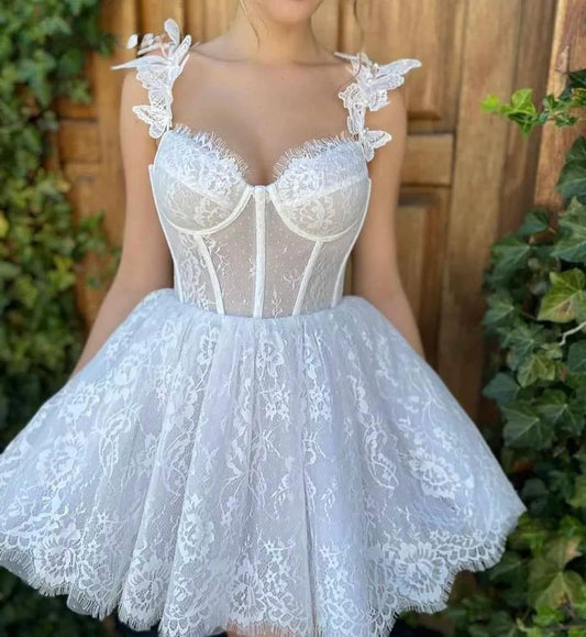 Vestido de novia corto con tirantes finos, escote en forma de corazón, mariposas, encaje, sin mangas, por encima de la rodilla, con cordones en la espalda 