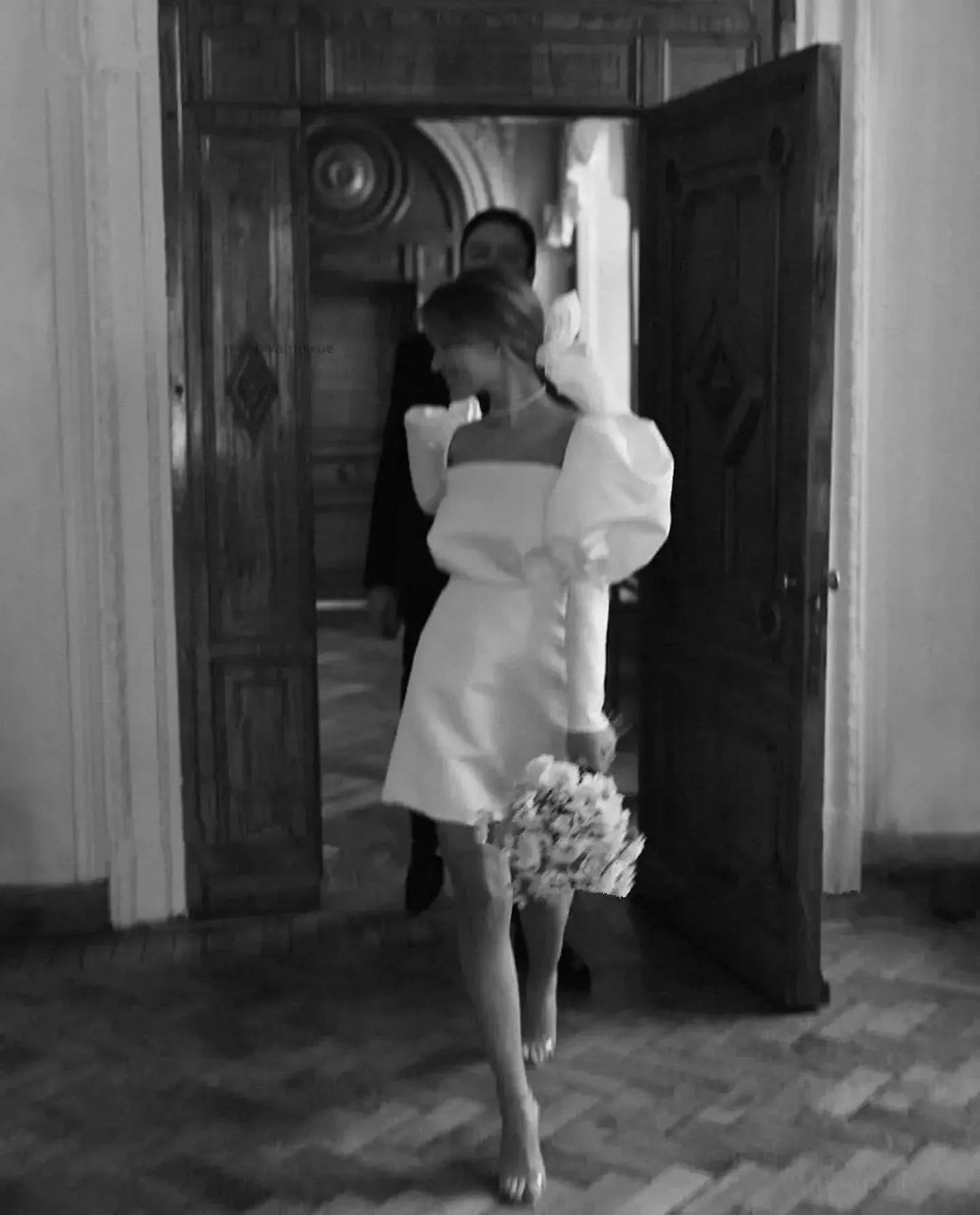 Long Bubble Sleeves Satin Micro Wedding Dress Simple Square Neck Above Knee Mini Length Retro Bridal Gowns As Picture