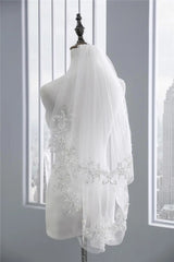 Europeiska korta brudslöjor med Comb White Romantic Lace Appliques Edge Pearls Bruden Veil For Wedding Dress