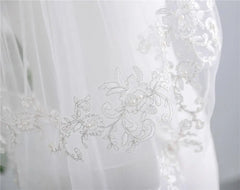 Europeiska korta brudslöjor med Comb White Romantic Lace Appliques Edge Pearls Bruden Veil For Wedding Dress