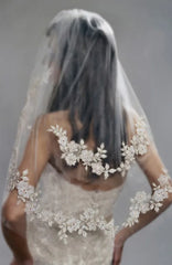 Europeiska korta brudslöjor med Comb White Romantic Lace Appliques Edge Pearls Bruden Veil For Wedding Dress