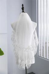 Europeiska korta brudslöjor med Comb White Romantic Lace Appliques Edge Pearls Bruden Veil For Wedding Dress