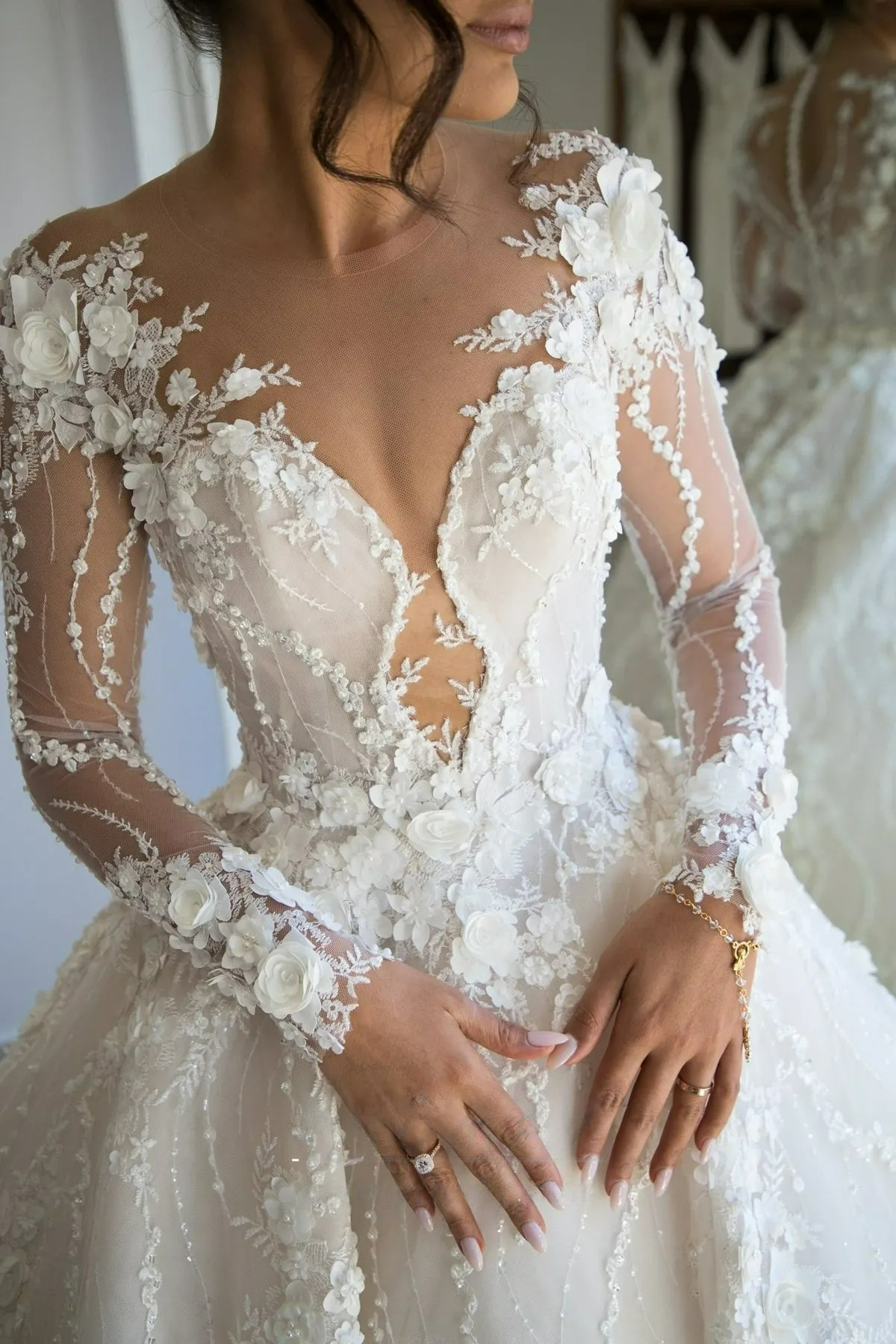 Sexy Sweetheart Long Sleeve Lace Ball Gown Wedding Dresses Luxury Flowers Chapel Train Vintage Bridal Gown