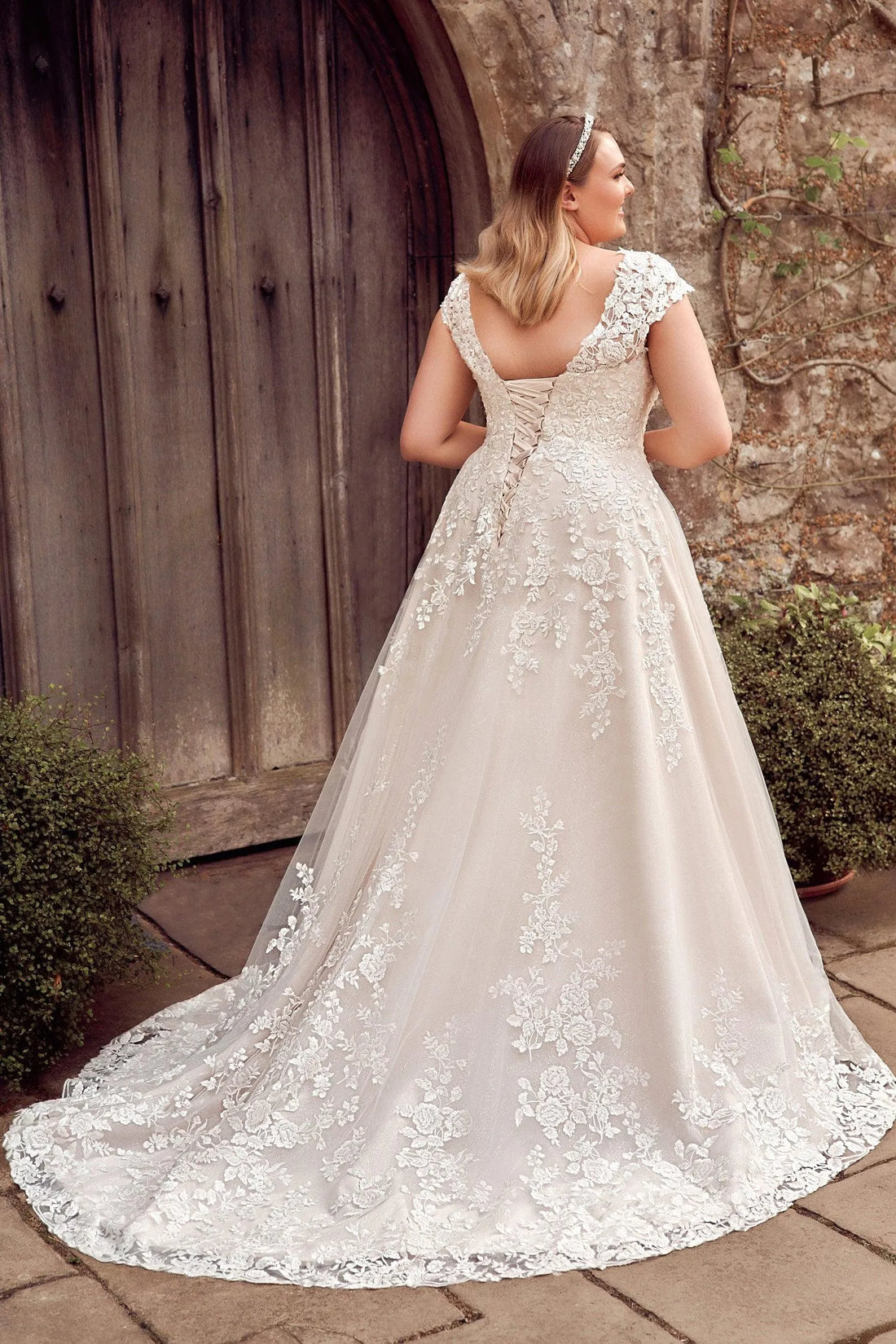 Pastoral Wedding Dresses For Women Plus Size V-Neck Cap Sleeves A-Line Bride Gown Applique Sweep Train Tulle Vestidos De Novia Plus Size