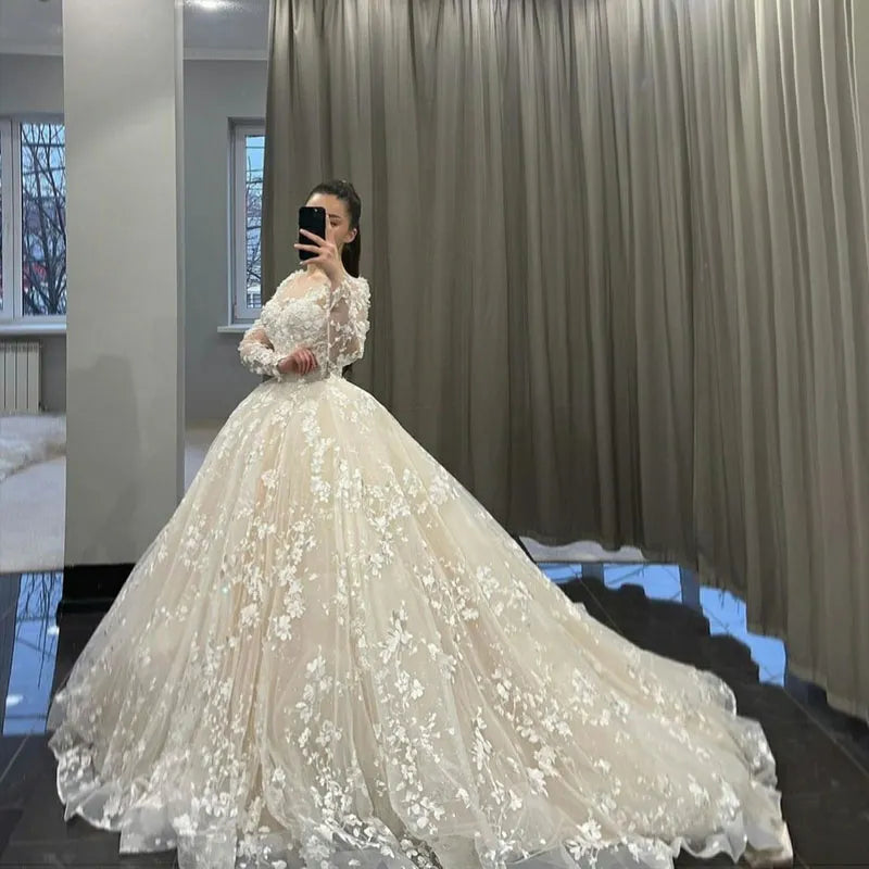 Lace Wedding Dresses Ball Gowns Long Sleeve Appliques Bride Dress Long Train Vintage Wedding Gowns