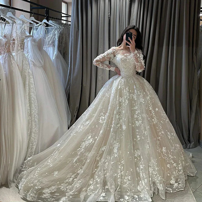 Lace Wedding Dresses Ball Gowns Long Sleeve Appliques Bride Dress Long Train Vintage Wedding Gowns