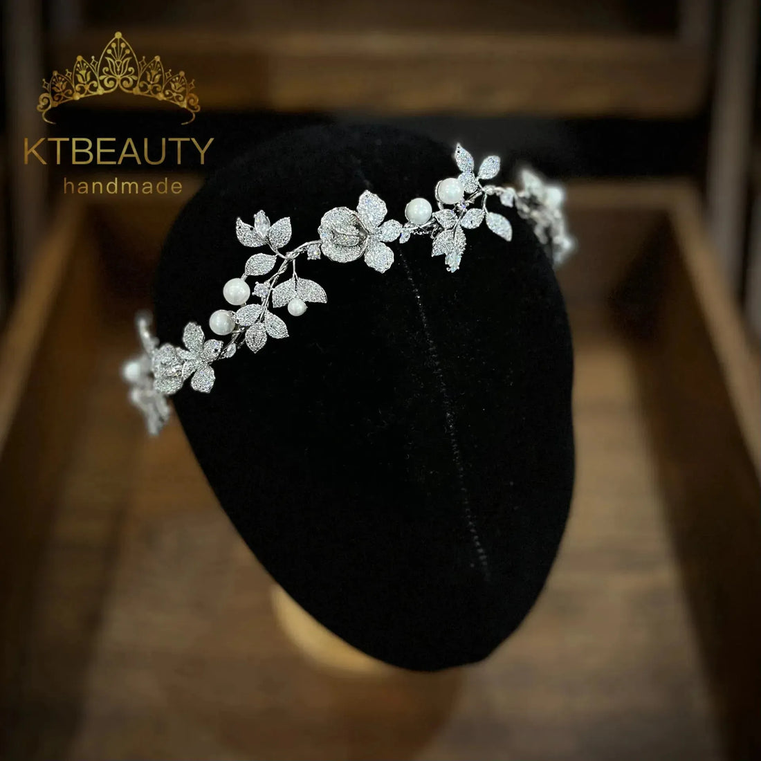 KTBEAUTY Lucury White Transparent Hair Accessories Zirconia Flowers And Leafs Tiaras Europen And American Crowns Bridal Jewelry Silver