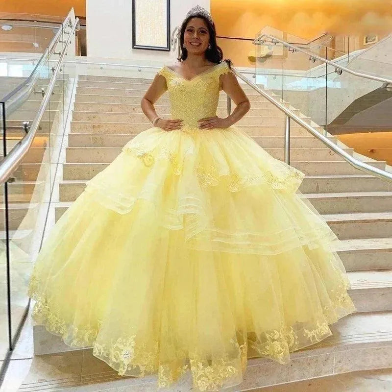 Vestido de quinceañera amarillo con escote en V, ideal para fiestas