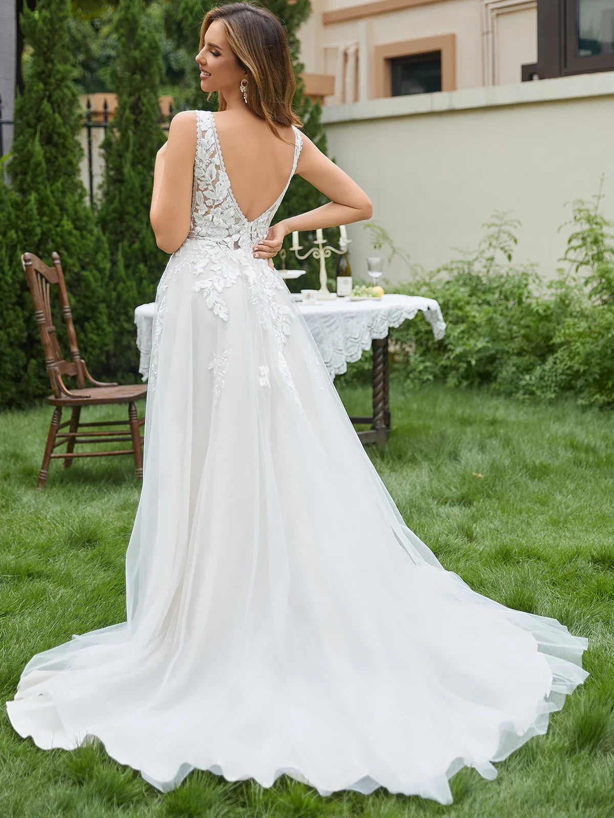 Eleganti abiti da sposa in pizzo a V-collo a V abiti da sposa dimensionali per abiti da festa per le feste.