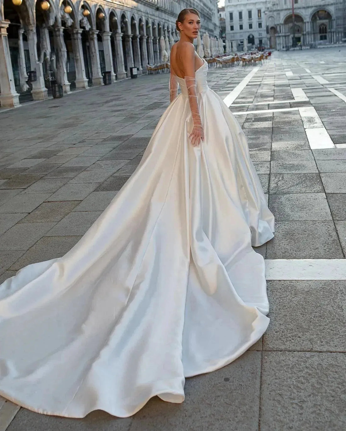 Gorgeous Satin Modern Wedding Dresses Elegant Off Shoulder Sleeveless Train Floor-Length Fluffy Princess Style Bride Gowns 14W